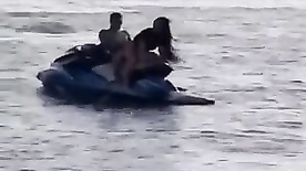 Casal de amadores flagrados fodendo em cima do jetski