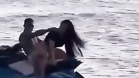 Casal de amadores flagrados fodendo em cima do jetski