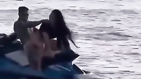 Casal de amadores flagrados fodendo em cima do jetski