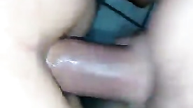 Enchendo o cuzinho guloso da menina de porra nesse sexo anal sem camisinha