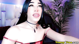 A transexual gótica e bonita enche sua buceta lisinha de pênis