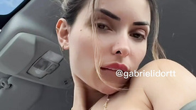 Gabrieli Dortt pelada mostrando os peitos em público dentro do carro