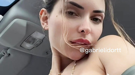 Gabrieli Dortt pelada mostrando os peitos em público dentro do carro