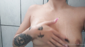 Ververahorns pelada no banho exibindo seu corpo natural e molhado