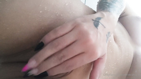 Ververahorns pelada no banho exibindo seu corpo natural e molhado