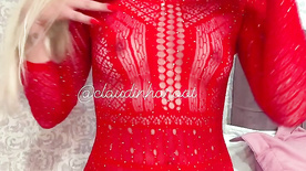 Claudinha Hot mostrando a buceta em um vestido vermelho transparente