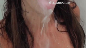 Nathália Ramonny peladinha jogando leite por todo seu corpo