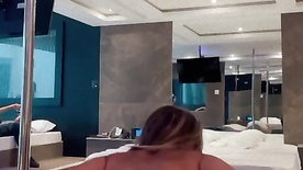 Loira com um cuzão gostoso dançando funk no motel