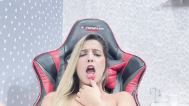 Claudinha Hot nua batendo uma siririca gostosa em sua cadeira gamer