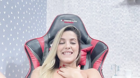 Claudinha Hot nua batendo uma siririca gostosa em sua cadeira gamer