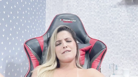 Claudinha Hot nua batendo uma siririca gostosa em sua cadeira gamer