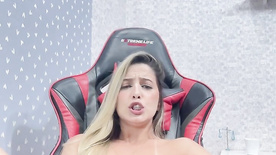 Claudinha Hot nua batendo uma siririca gostosa em sua cadeira gamer