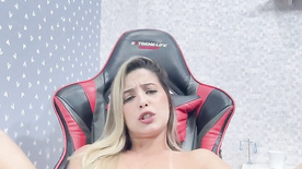 Claudinha Hot nua batendo uma siririca gostosa em sua cadeira gamer