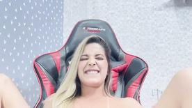 Claudinha Hot nua batendo uma siririca gostosa em sua cadeira gamer