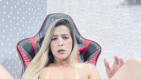 Claudinha Hot nua batendo uma siririca gostosa em sua cadeira gamer