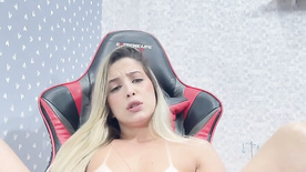 Claudinha Hot nua batendo uma siririca gostosa em sua cadeira gamer