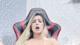 Claudinha Hot nua batendo uma siririca gostosa em sua cadeira gamer