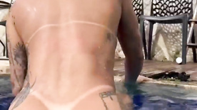 Gabyg Souza pelada mostrando sua buceta molhada na piscina