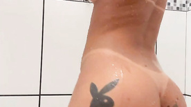 Jaqueline Gomes peladinha mostrando seu rabão tatuado no banho