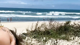 Liza se exibindo e mostrando a buceta para um casal de amadores na praia