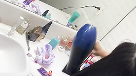 Amira Fit mostrando a buceta enquanto seca o cabelo depois do banho