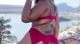 Loira rabuda rebolando gostoso ao som do funk só de calcinha