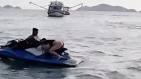 Rabuda pagando boquete para o bacana no jetski