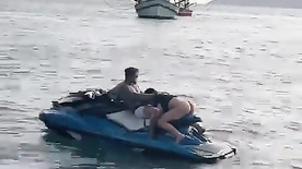 Rabuda pagando boquete para o bacana no jetski