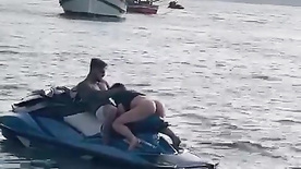 Rabuda pagando boquete para o bacana no jetski