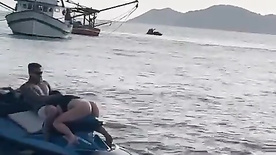 Rabuda pagando boquete para o bacana no jetski