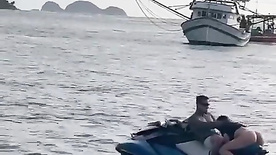 Rabuda pagando boquete para o bacana no jetski