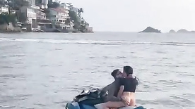 Rabuda pagando boquete para o bacana no jetski