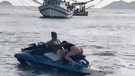 Rabuda pagando boquete para o bacana no jetski