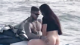 Rabuda pagando boquete para o bacana no jetski