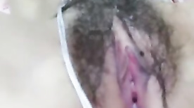 Japonesa da buceta peluda gozando enquanto se masturba com vibrador
