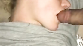 Enfiando o pau na boca da madrasta enquanto ela dorme