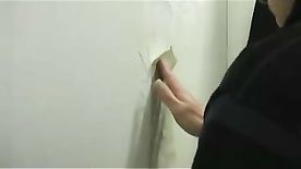 Dois gays fazendo sexo pelo buraco da parede