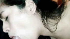 Luana Kazaki chupando o pau do amante em um boquete molhado