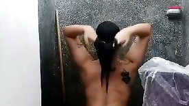 Rabuda favelada rebolando peladinha enquanto toma banho