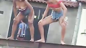 Novinhas safadas dançando funk no meio da rua da favela