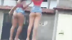 Novinhas safadas dançando funk no meio da rua da favela