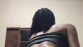 Favelada com tatuagem na bunda rebolando pelada ao som do pancadão