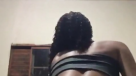 Favelada com tatuagem na bunda rebolando pelada ao som do pancadão