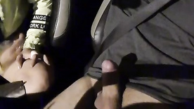 Novinha pagando boquete dentro do carro para o motorista do uber