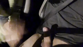 Novinha pagando boquete dentro do carro para o motorista do uber