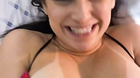 Jessica Sampaio pelada masturbando a buceta com um vibrador