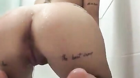 Loirinha tatuada caiu na net mostrando a buceta no banho