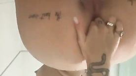 Gostosa tatuada filmando a bucetinha molhada no banho