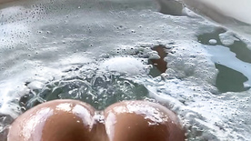 Taluane mostrando sua linda bunda toda molhada na banheira