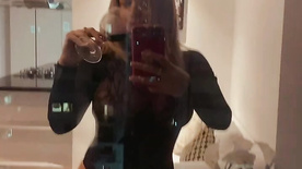 Marcela tomou uma taça de vinho e ficou se exibindo com tesão